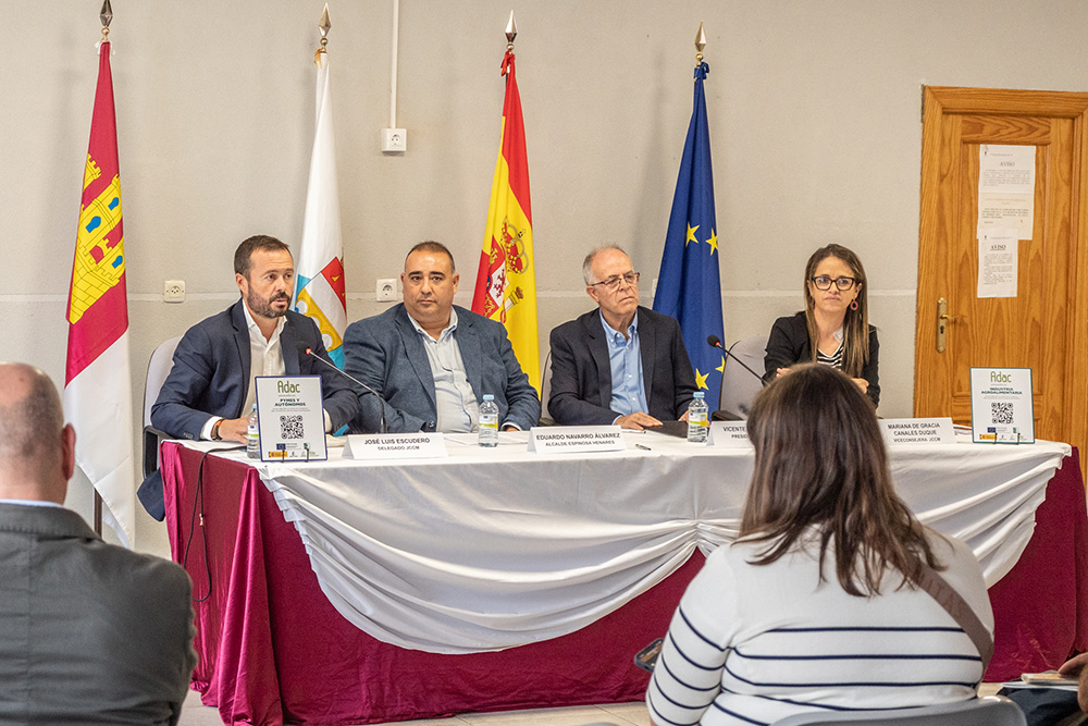 vicente hita firma ayudas proyectos emprendedores