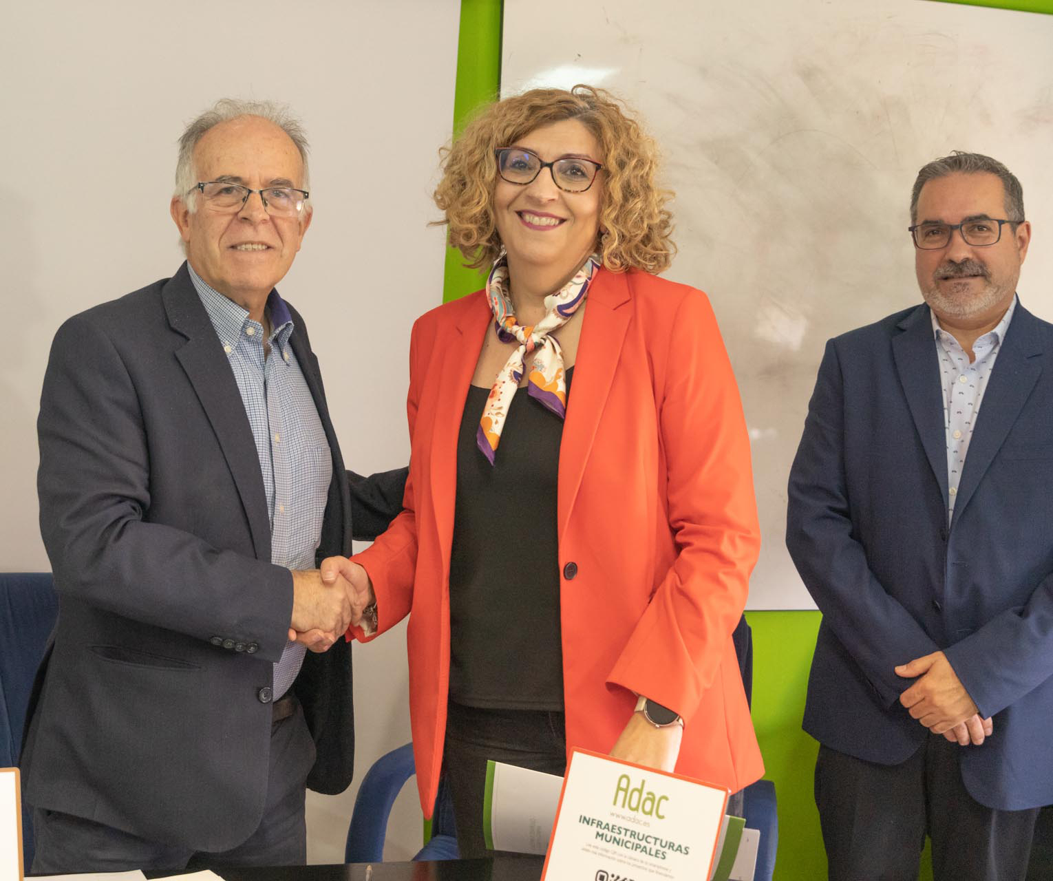 alcaldesa villanueva firma contratos adac