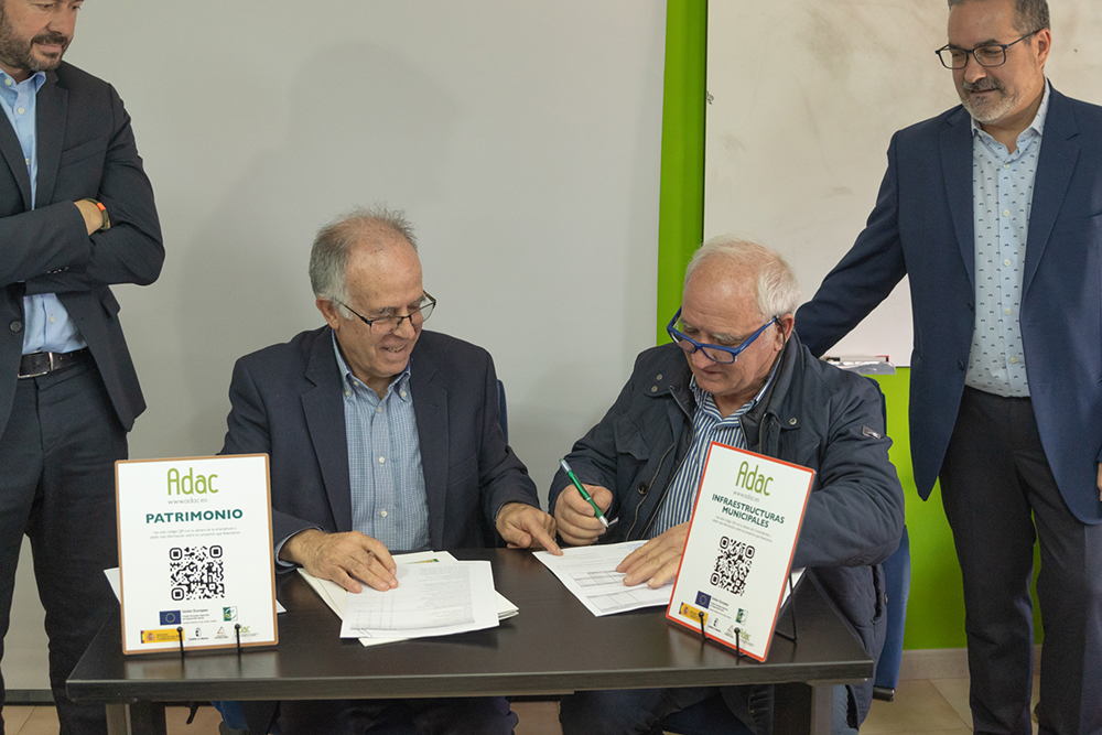 Alcalde de galápagos firma contratos ayuntamientos