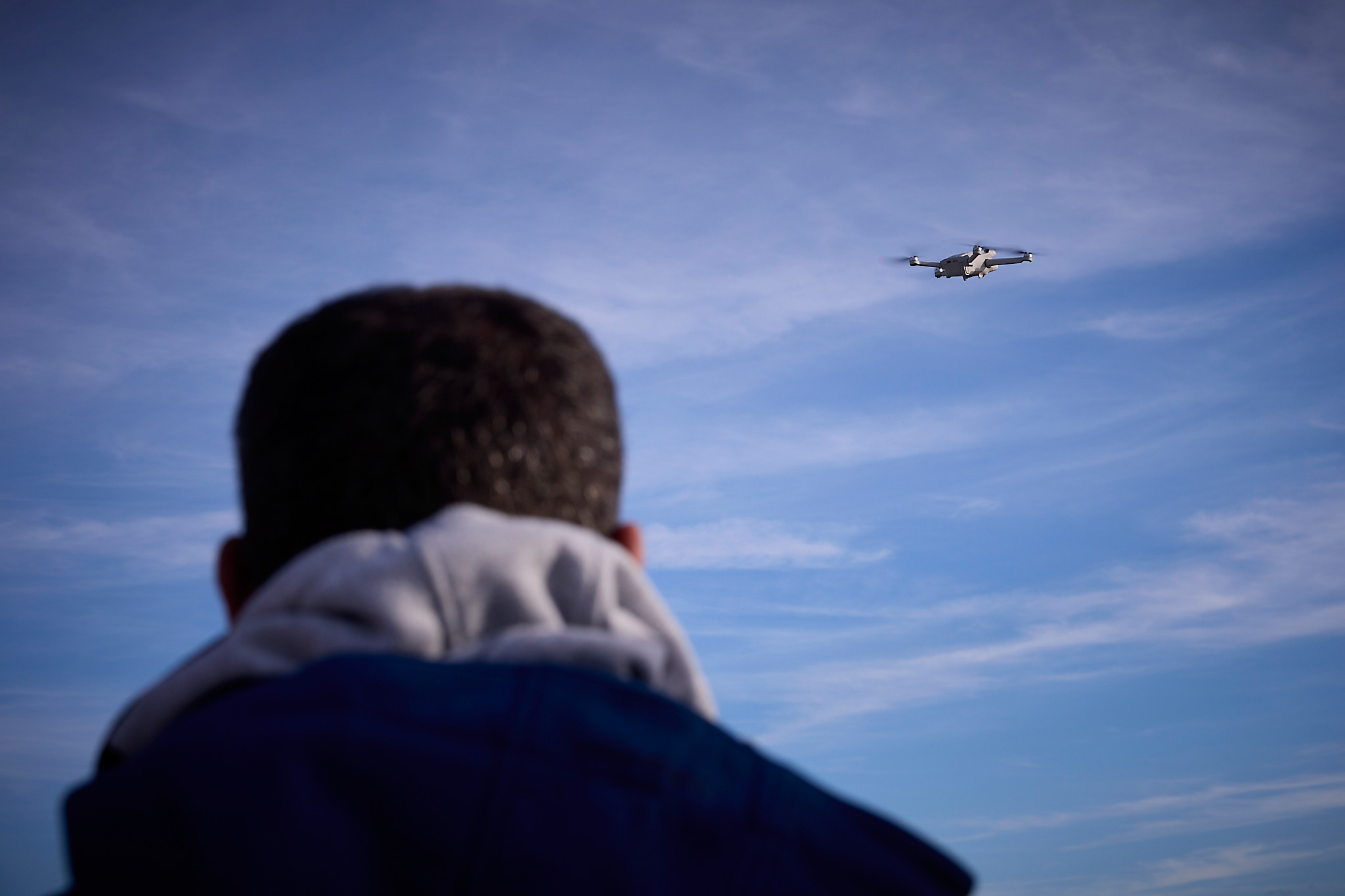 dron volando en curso drones ADAC