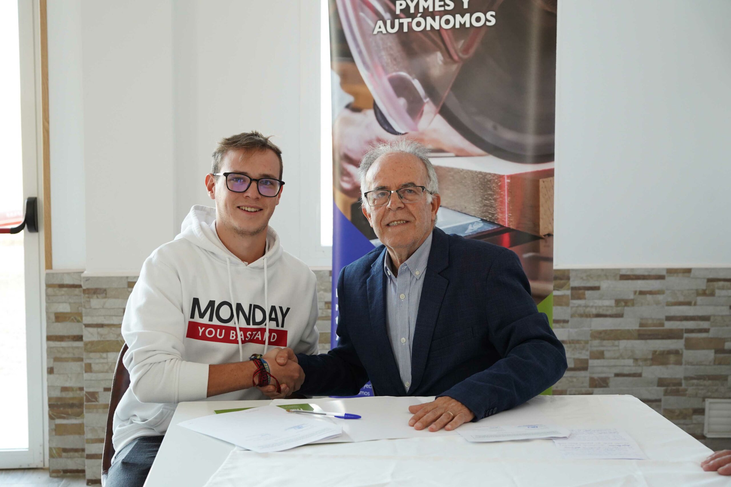 Vicente Hita firma ayudas leader taragudo