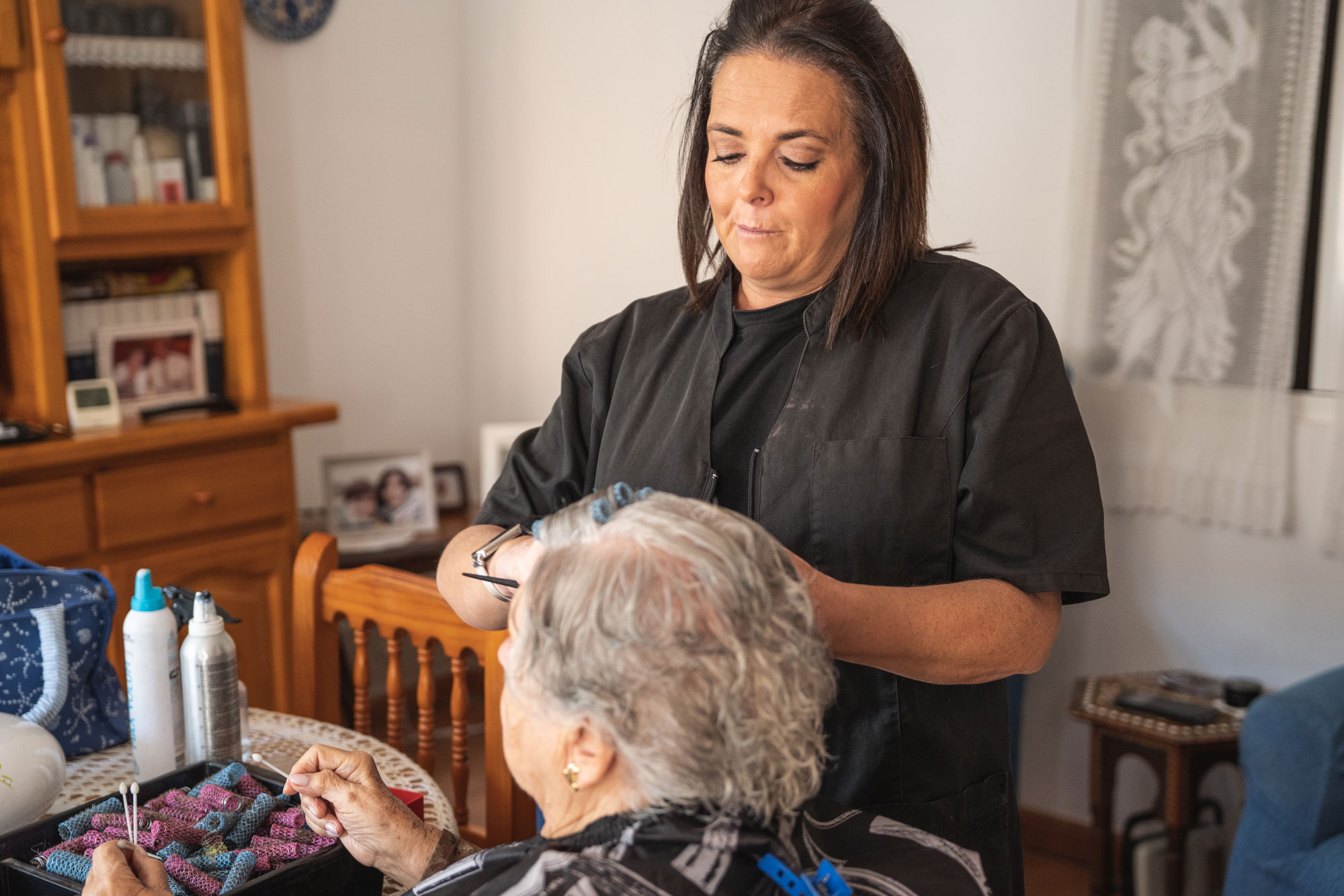 Laura Rubio, peluquera, atendiendo una cliente en Casas de Uceda. 