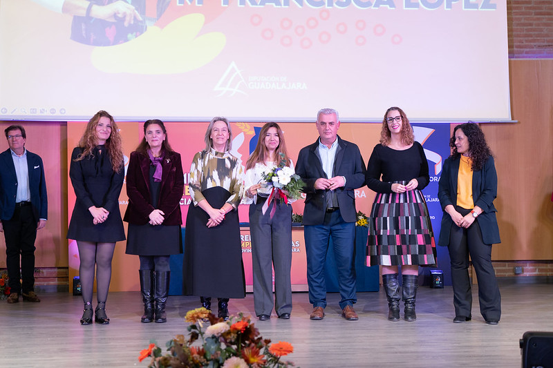La Diputación premia el emprendimiento rural de la peluquera Paqui López, dando servicio ambulante a los municipios de ADAC
