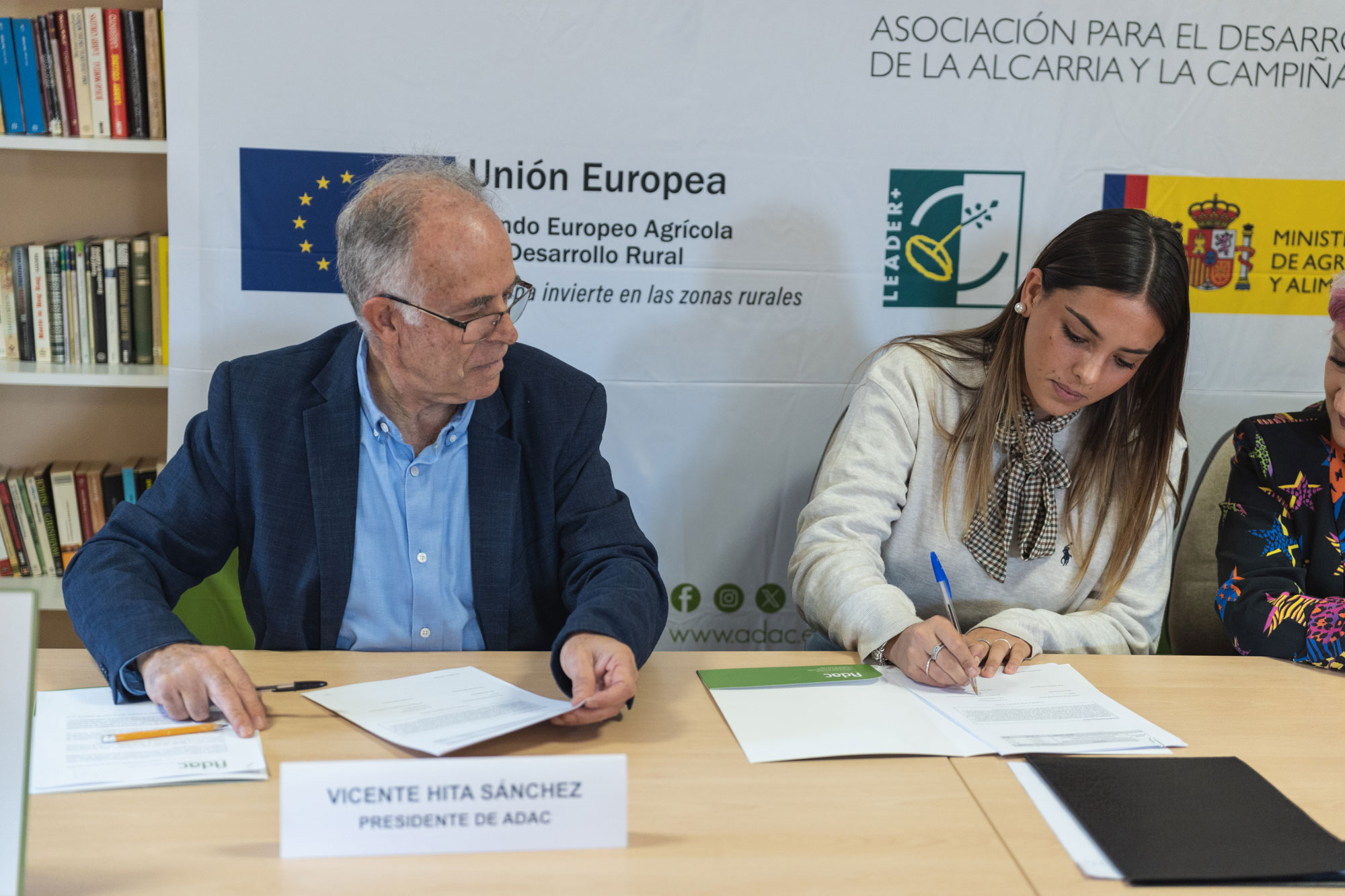 Ines Ocaña firma contrato ayuda leader a servicios básicos itinerantes