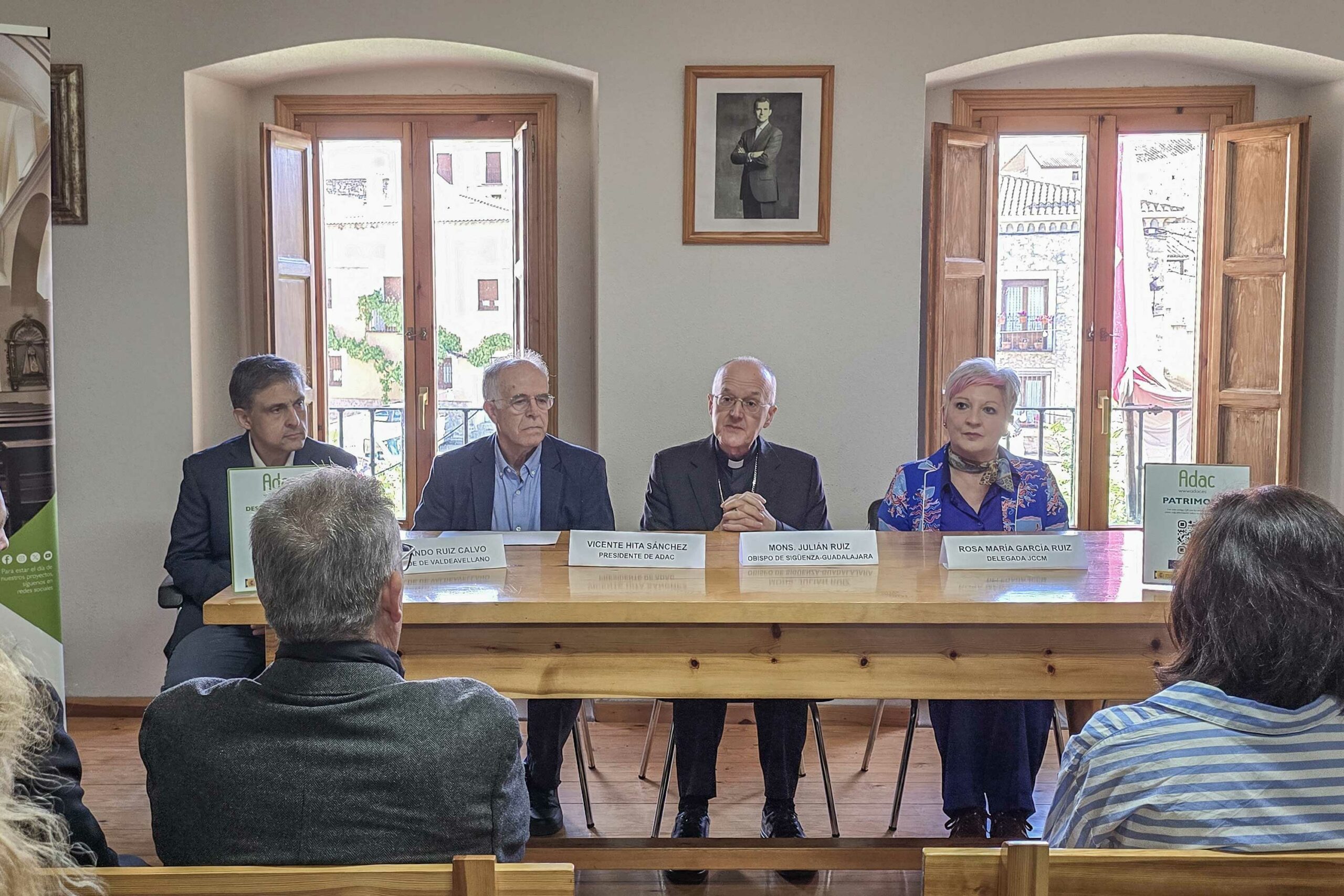 obispo Julian Ruiz en firma ayudas al patrimonio