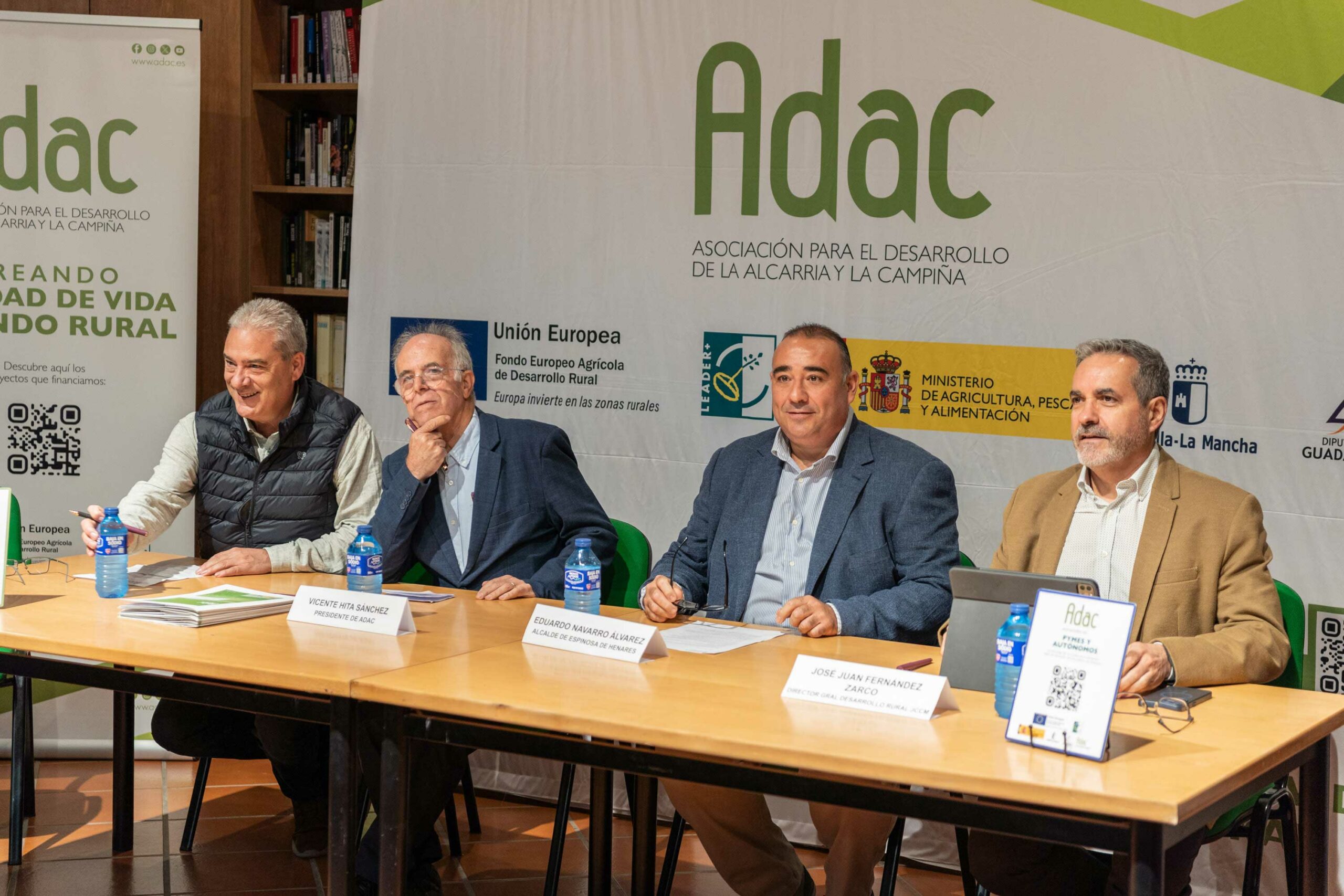 firma contratos en Espinosa apoyando a emprendedores