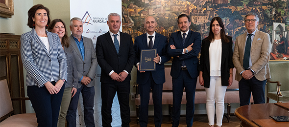La Diputación y CaixaBank firman el contrato para instalar cajeros automáticos en 33 pueblos