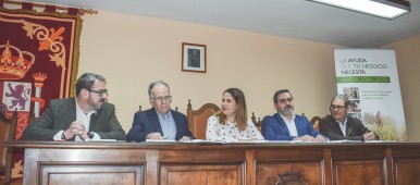 Firma de contratos de ayudas LEADER en el Ayuntamiento de Humanes, con la presencia del Director General de Desarrollo Rural y la alcaldesa de la localidad y el Presidente de ADAC