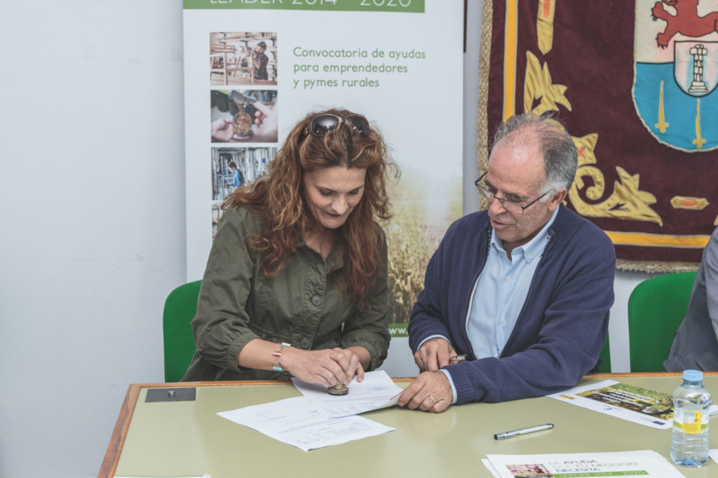 Marisa Alba, Alcaldesa de Fuencemillán firma el contrato de ayuda LEADER con Vicente Hita, Presidente de ADAC