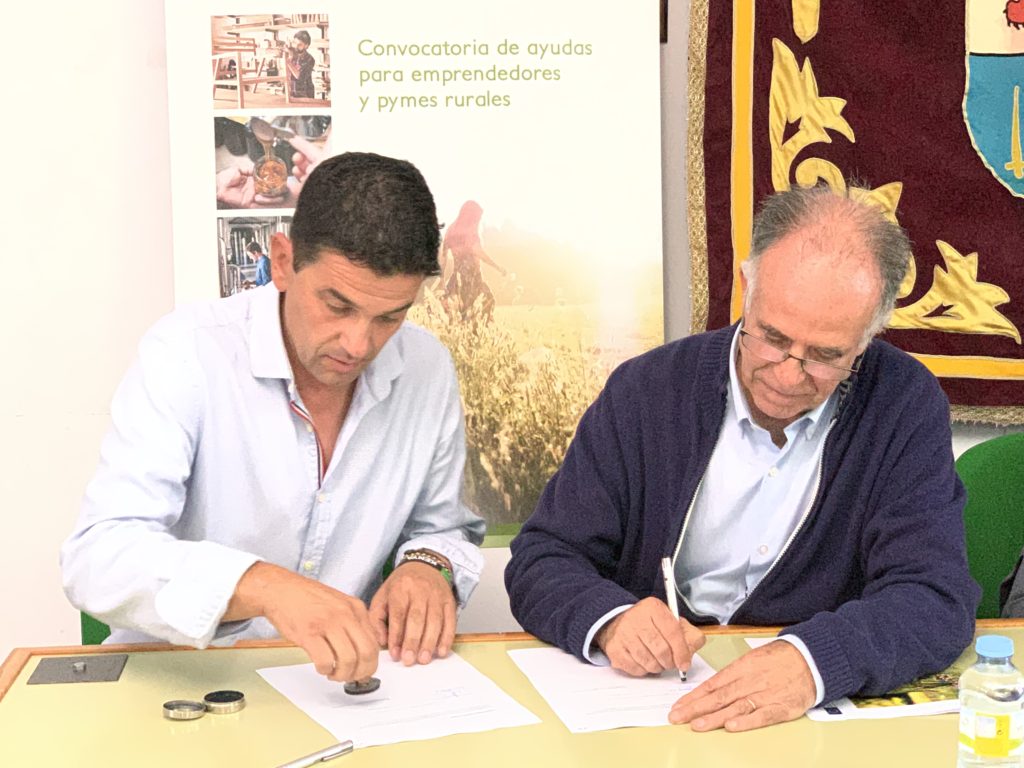 Firma del contrato de ayuda LEADER entre el Ayuntamiento de Aldeanueva de Guadalajara y ADAC