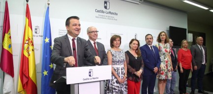El equipo directivo de conserjería sonríe bajo el escudo de Castilla-La Mancha.