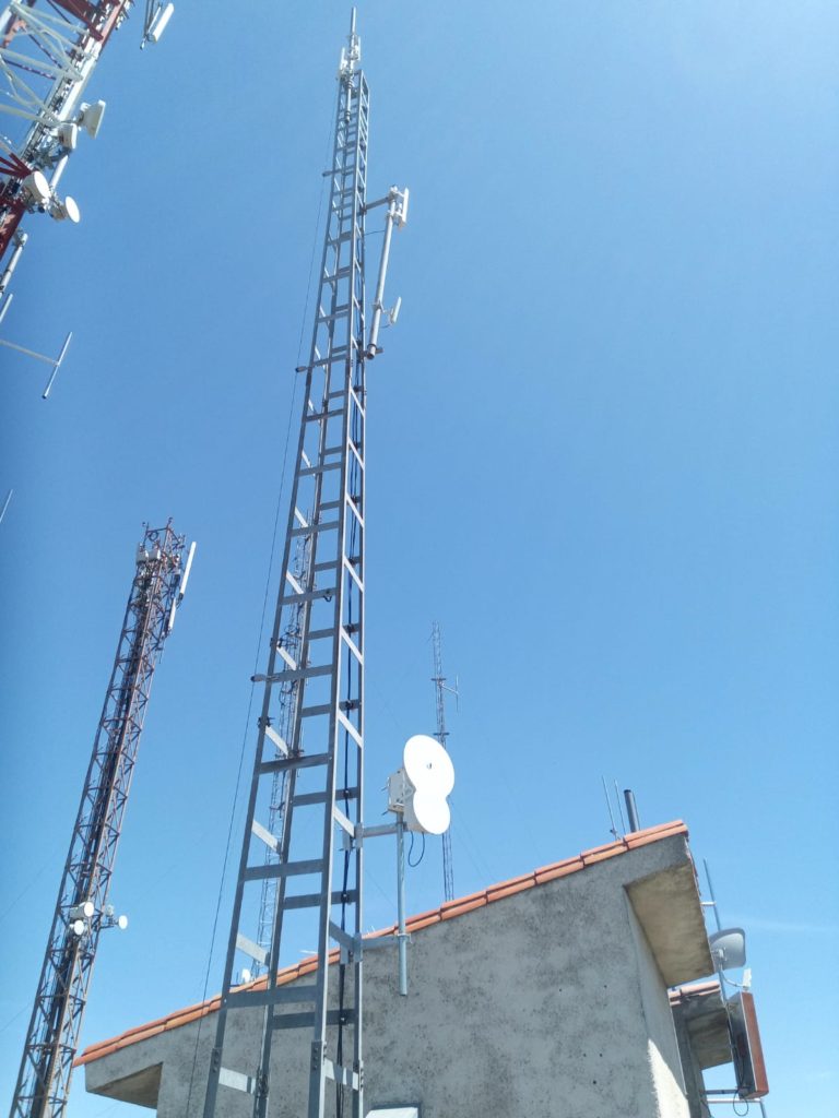Instalación realizada por Antenas y Sistemas de Comunicaciones para llevar comunicación en nuestra Comarca. Proyecto financiado por las ayudas LEADER