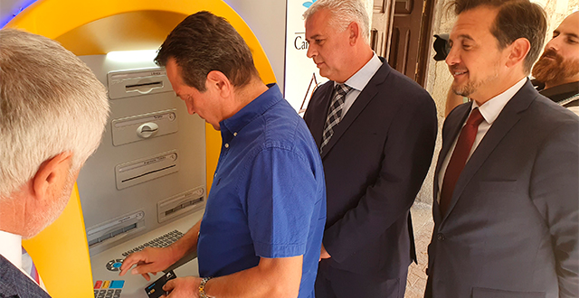 Los cajeros instalados por la Diputación y CaixaBank en 33 pueblos de Guadalajara han realizado 50.000 operaciones este verano