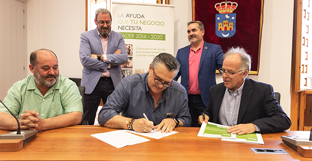 ADAC firma 34 contratos de proyectos para instalar sistemas de energía limpia en municipios con una inversión de casi 800.000 euros