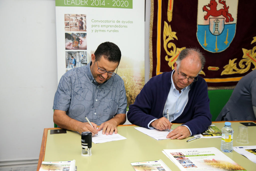 Santos López y Vicente Hita firmando las ayudas otorgadas a los 500 municipios