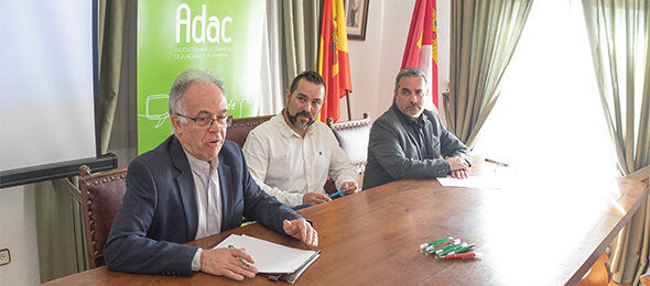 Vicente Hita en la firma de ADAC firma 28 contratos para pequeñas infraestructuras y mantenimiento del patrimonio en los municipios c