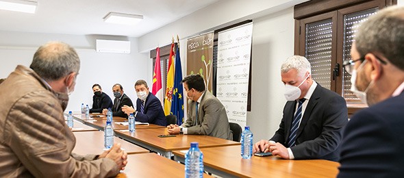 El presidente de Castilla-La Mancha, Emiliano García-Page, ha mantenido un encuentro con la Red Castellano Manchega de Desarrollo Rural y le ha mostrado su apoyo.